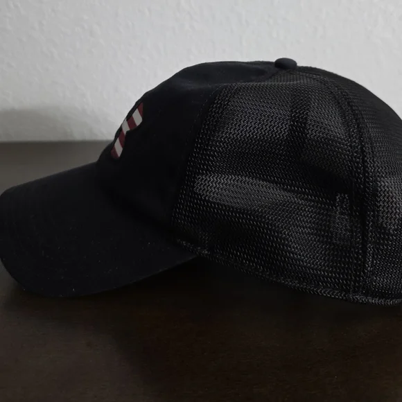 Under Armour Black Hat with American Flag Logo - Picture 3 of 6